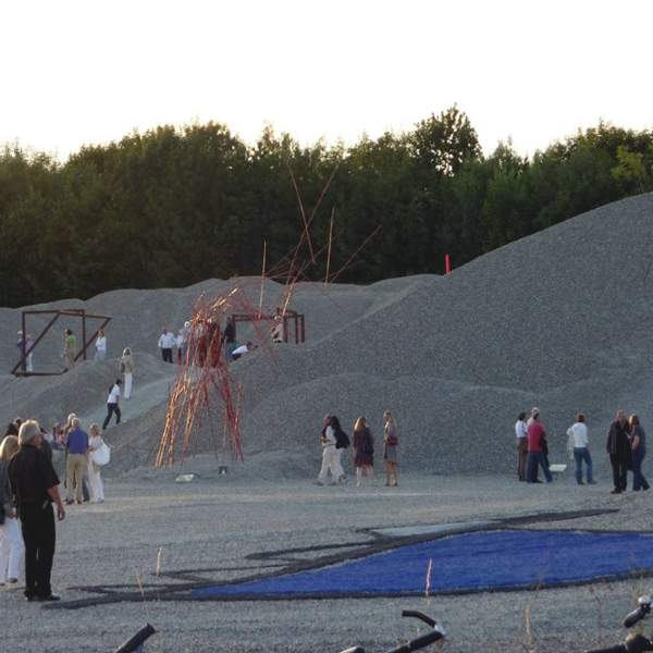 Erffnung der Ausstellung Kunst im Kies 2011, Landart Projekt: Bodenmalerei "blauer Kies"