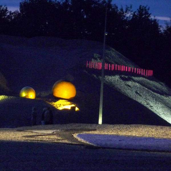 Nachtaufnahme mit Beleuchtung unserers Landart-Projekts einer Bodenmalerei "blauer Kies" whrend der Erffnung der Ausstellung Kunst im Kies 2011