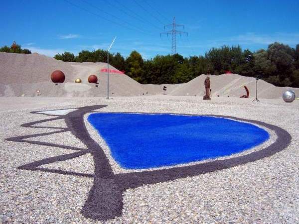 blauer Kies, eine zeitgenössische Landart - Malerei während der Kunst im Kies - Skulpturen und Objektausstellung 2011, Landschaftskunst, Landart, Landschaftsmalerei