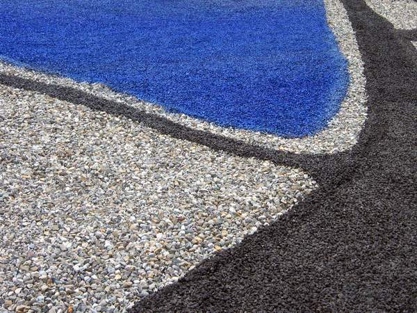 Detail der Bodenmalerei - blauer Kies - eine zeitgenössische Landart - Malerei während der Kunst im Kies - Skulpturen und Objektausstellung 2011, Landschaftskunst, Landart, Landschaftsmalerei