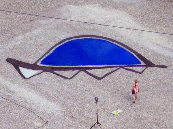 Luftaufnahme der Bodenmalerei: blauer Kies, eine zeitgenössische Landart - Malerei während der Kunst im Kies - Skulpturen und Objektausstellung 2011, Landschaftskunst, Landart, Landschaftsmalerei