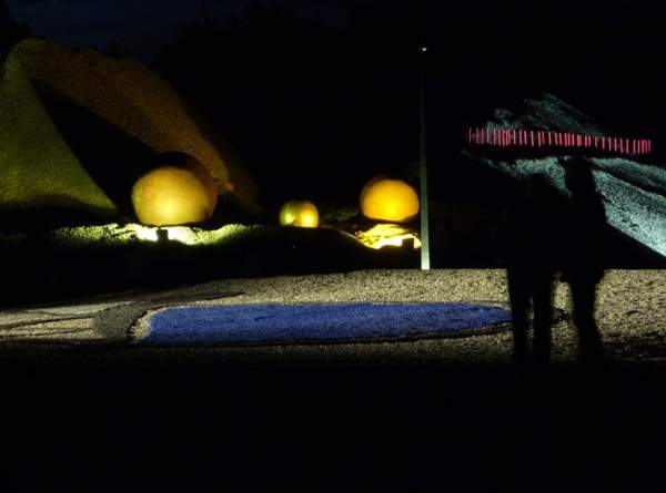 Nachtaufnahme der Bodenmalerei - blauer Kies - eine zeitgenössische Landart - Malerei während der Kunst im Kies - Skulpturen und Objektausstellung 2011, Landschaftskunst, Landart, Landschaftsmalerei
