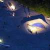 Luftbild der Skulpturen und Objektausstellung 2011 bei nacht, unten die Arbeit von Suter & Bult, dahinter unsere Bodenmalerei: blauer Kies, eine zeitgenössische Landart - Malerei während der Kunst im Kies, Landschaftskunst, Landart, Landschaftsmalerei